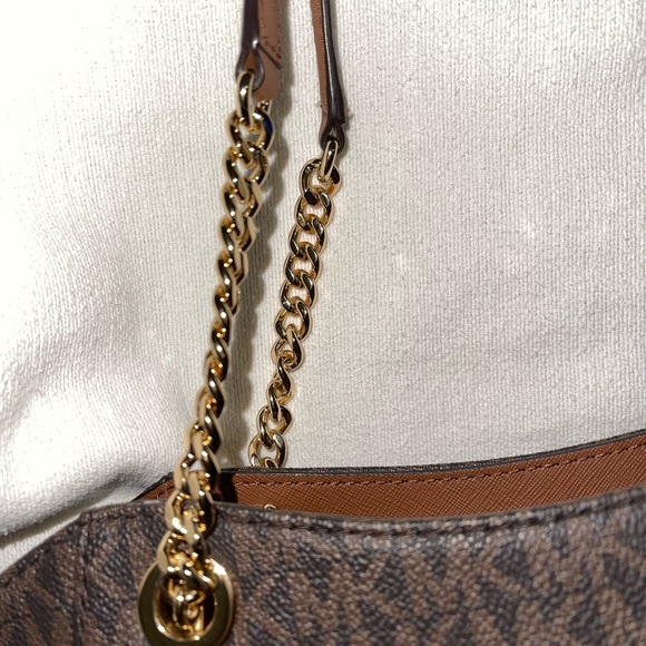 Small Michael Kors purse with gold chain handle - Picture 3 of 5